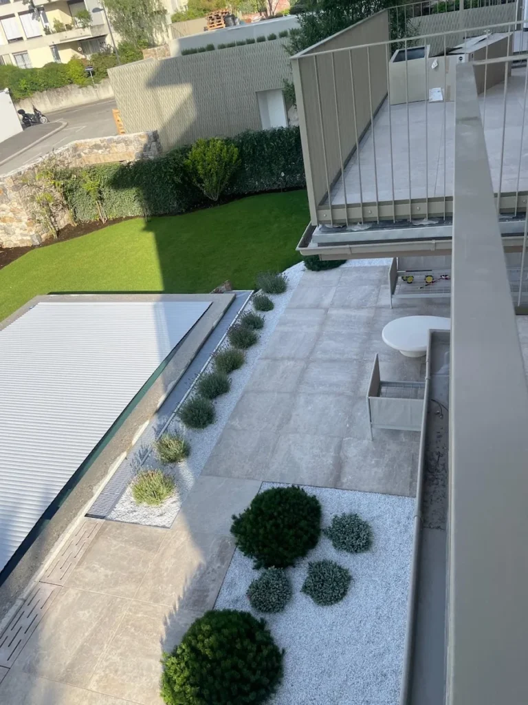 hochbau modernes gebäude mit gepflegtem garten und steinweg