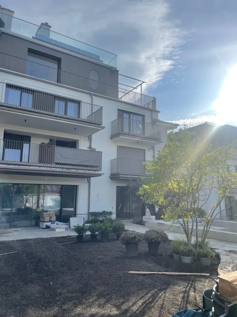 moderne wohnanlage im hochbau mit balkon und gartenbereich