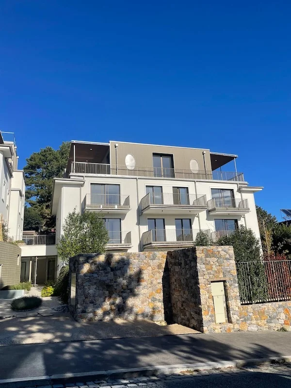 hochbau modernes mehrfamilienhaus mit balkonen und steinmauer