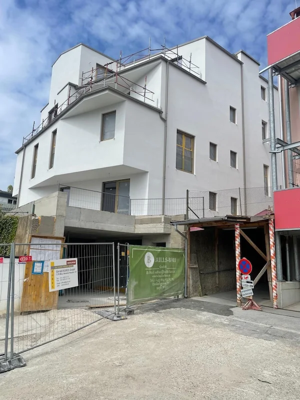 hochbau modernes wohnhaus im bau mit gerüst und sicherheitszaun