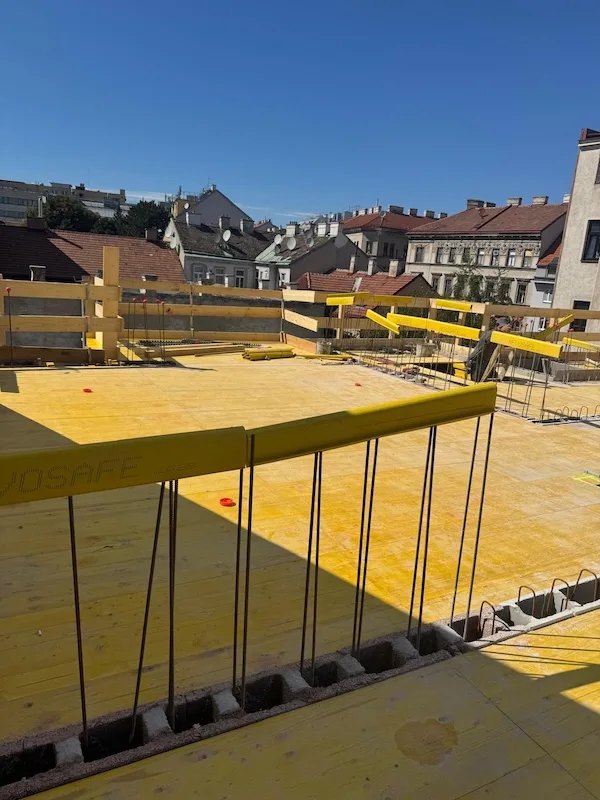 hochbau obergeschoss eines neubaus mit gelber schalung und stahlbewehrung
