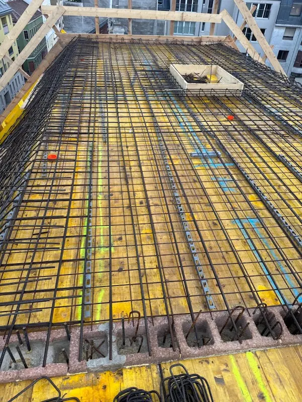 hochbau stahlbewehrung auf gelber schalung für betonplatte im neubau