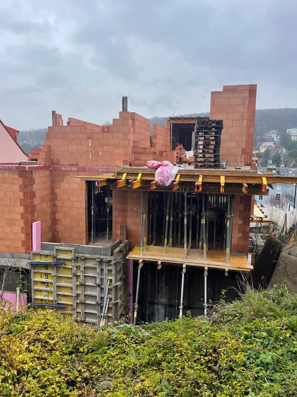 rohbau eines mehrfamilienhauses aus ziegelmauerwerk auf der baustelle