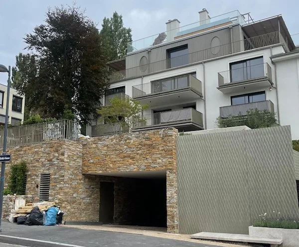 wohngebäude modernes mehrfamilienhaus mit steinmauer und balkonen